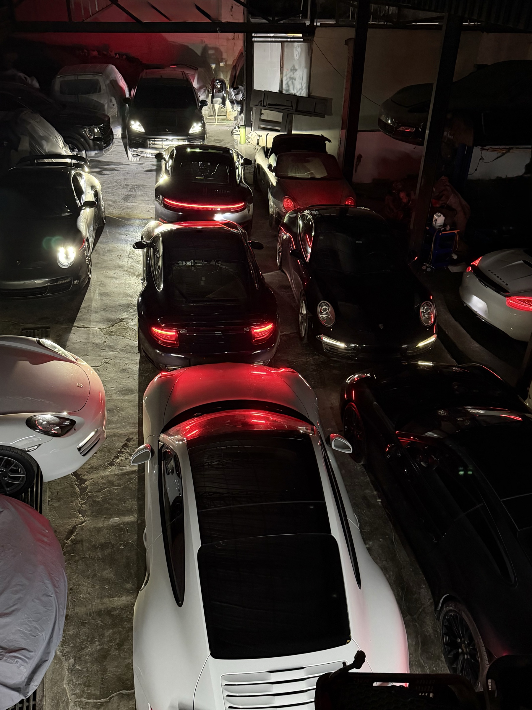 9Eleven workshop — a row of Porsches inside the shop, Santo Domingo